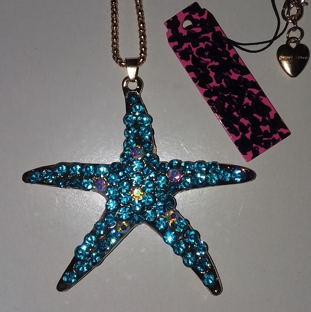 Crystal Starfish Pendant w/free Chain🏖🐚🦀🌞🏖